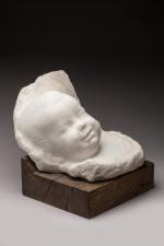 Tête de bébé souriant en marbre blanc par Toussaint, dans...