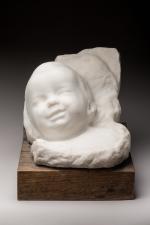 Tête de bébé souriant en marbre blanc par Toussaint, dans...