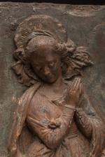 Dans le goût d'Antonio ROSSELLINO (1427-1479/81)Vierge à l'Enfant entourée de...