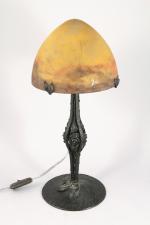 MULLER Frères Lunéville. LAMPE de TABLE de forme champignon, l'abat-jour...