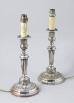 Paire de FLAMBEAUX en métal argentéOrnés de cannelures.Style Louis XVI.Haut....