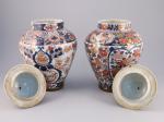 SAMSON. Deux POTICHESen porcelaine à décors dit "KUTANI" de pivoines...