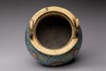 CHINE - XVIIIe siècle
Brûle-parfum tripode 

en bronze émaux cloisonnés à...
