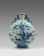 CHINE - XIXe siècle
Grande gourde en porcelaine baoyueping, 

à décor...