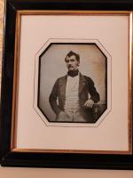 PHOTOGRAPHE ANONYME.Portrait d'homme, Frédéric, 1855Daguerréotype. Envoi autographe au dos :...