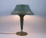 LAMPE de BUREAU en métal, bronze et verre. Travail moderniste....