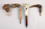 Quatre POMMEAUX d'OMBRELLES ZOOMORPHES, trois en corne sculptée à motif...
