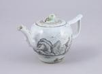 CHINE - Époque QIANLONG (1736-1795). THÉIÈRE en porcelaine à décor...