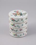 CHINE- XIXe s. BOÎTE circulaire à quatre compartiments en porcelaine...