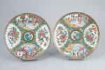 CHINE, Canton - Fin XIXe s. Deux ASSIETTES en porcelaine...