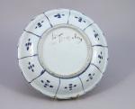 CHINE - ModernePetite COUPE polylobée en porcelaine à décor en...