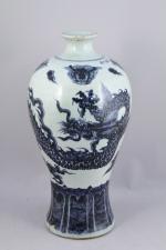 CHINE - Moderne VASE Meiping en porcelaine bleu et blanc...