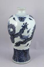 CHINE - Moderne VASE Meiping en porcelaine bleu et blanc...