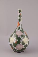 JAPON - Époque MEIJI (1868-1912). VASE bouteille en porcelaine émaillée...