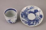 JAPON - Époque MEIJI (1868-1912). SORBET et PRÉSENTOIR en porcelaine...