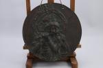 JAPON - XXe s. 
PLAQUE CIRCULAIRE en bronze à décor...