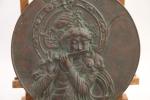 JAPON - XXe s. 
PLAQUE CIRCULAIRE en bronze à décor...