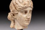PÉRIODE ROMAINE (Ier-IIIe SIÈCLE) Tête de Vénus  Marbre.Les cheveux...