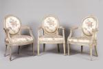 ÉPOQUE LOUIS XVI Trois fauteuils cabriolet en médaillon en bois...