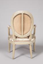 ÉPOQUE LOUIS XVI Trois fauteuils cabriolet en médaillon en bois...