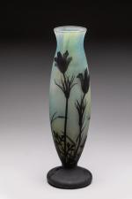 DAUM Vase balustre aux tulipes Verre multicouche de couleur bleu...