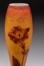 DAUM Vase soliflore aux bignones, c. 1905-1914. Verre multicouche orangé...
