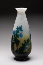 ÉMILE GALLÉ (Nancy, 1846-1904) Vase balustre à col évasé Verre...