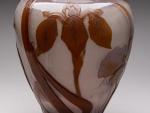GALLÉ Vase à panse renflée à décor d'iris Verre multicouche...