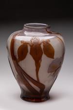 GALLÉ Vase à panse renflée à décor d'iris Verre multicouche...