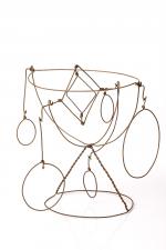 attribué à Alexander Calder (Américain, 1898-1976)La coupe aux cerceauxMétal.Haut. 33,5,...