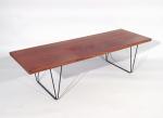 attribué à Pierre Paulin (1927-2009)Table bassePlateau rectangulaire en bois de...