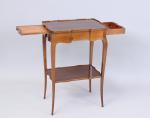 TABLE DE MILIEU en bois exotique vernis, le plateau à...