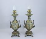 Paire de LAMPES À PÉTROLE en bronze de style oriental,...