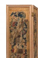 Aubusson, XVIIIe siècle
Paravent à quatre feuilles aux trophées de musiques

en...