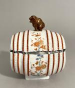 Meissen, vers 1735
Boite couverte en forme de tonneau

en porcelaine reposant...