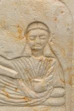 Égypte, Térénouthis, II-IIIe siècles après J.-C.Stèle funéraire romaine en calcaire...