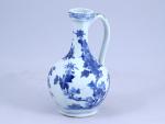 Japon, Fours d'Arita, milieu époque Édo (1603-1868)Verseuse en porcelaine bleu...