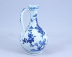Japon, Fours d'Arita, milieu époque Édo (1603-1868)Verseuse en porcelaine bleu...