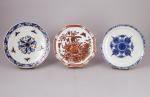 Japon, XIXe - XXe siècle.Trois assiettes en porcelaine :- Assiette...