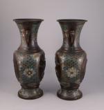 Japon, vers 1900.
Paire de vases 

en bronze à décor d'émaux...