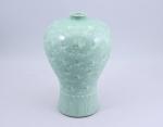 Corée XXe, siècle. 
Vase de forme Meiping en céramique céladon,...