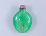 Chine, XIXe siècle.
Flacon tabatière de forme balustre aplatie 

en verre...