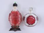 Chine, XIXe siècle.
Deux flacons tabatière

en verre overlay rouge, l'un ovale...
