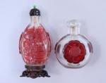 Chine, XIXe siècle.
Deux flacons tabatière

en verre overlay rouge, l'un ovale...