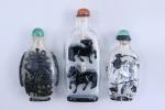 Chine, XIXe siècle.
Trois flacons tabatière 

en verre overlay noir sur...