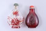 Chine, XIXe - XXe siècles
Deux flacons tabatière piriformes 

en verre,...