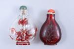Chine, XIXe - XXe siècles
Deux flacons tabatière piriformes 

en verre,...