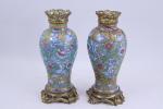 Chine, époque Kangxi (1662-1722).
Paire de vases balustres 

en porcelaine décorée...