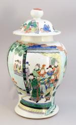 Chine,  XIXeVase balustre en porcelaine à décor polychrome d'une...