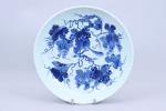 Chine, XIXe siècleCoupe en porcelaine bleu blanc à décor de...